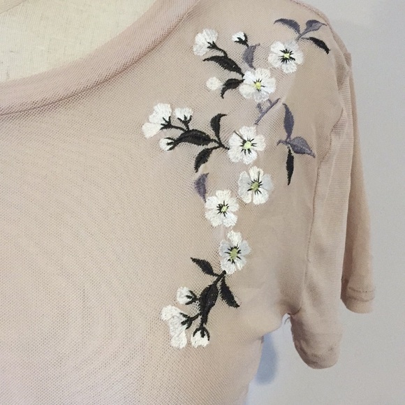 Glassons Cream TShirt with flowers - Picture 2 of 7